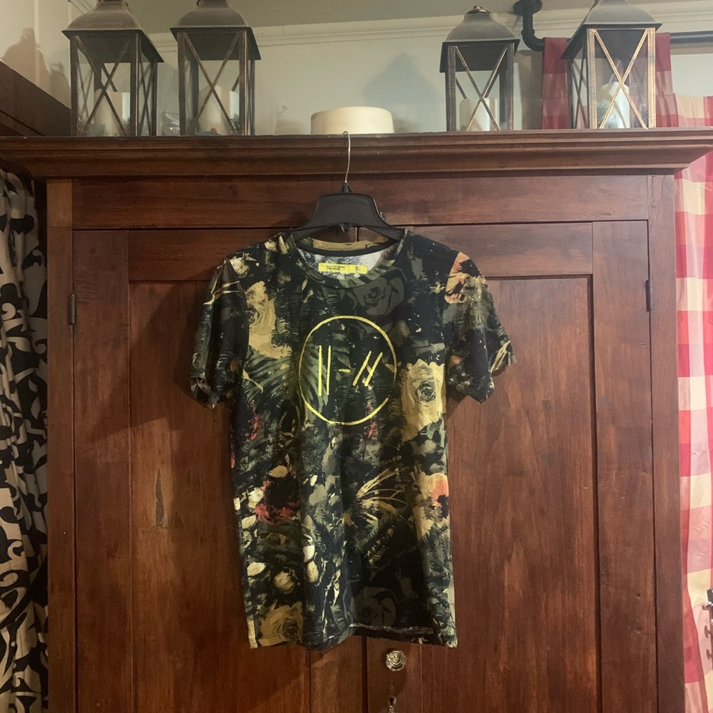 Tour tee